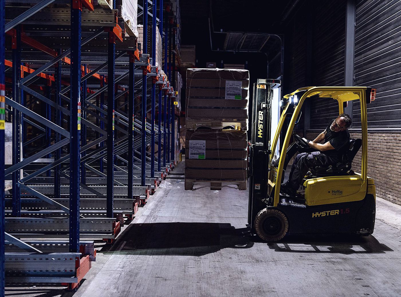 Heftruck zet een pallet in de stelling bij HuneHub
