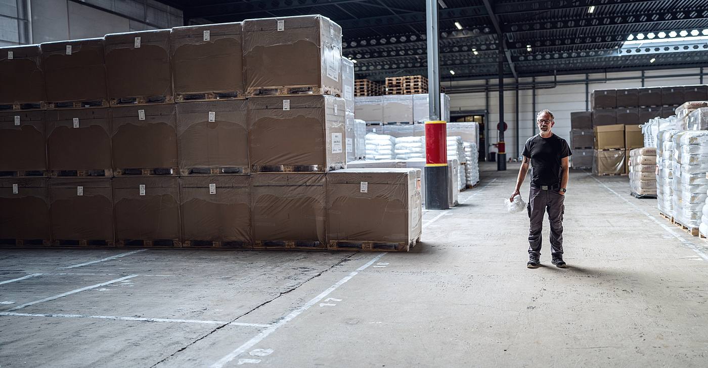 Medewerker van HuneHub in een loods vol pallets in Hoogeveen