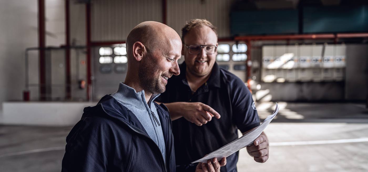 Dinand en Daniël van HuneHub overleggen in de loods
