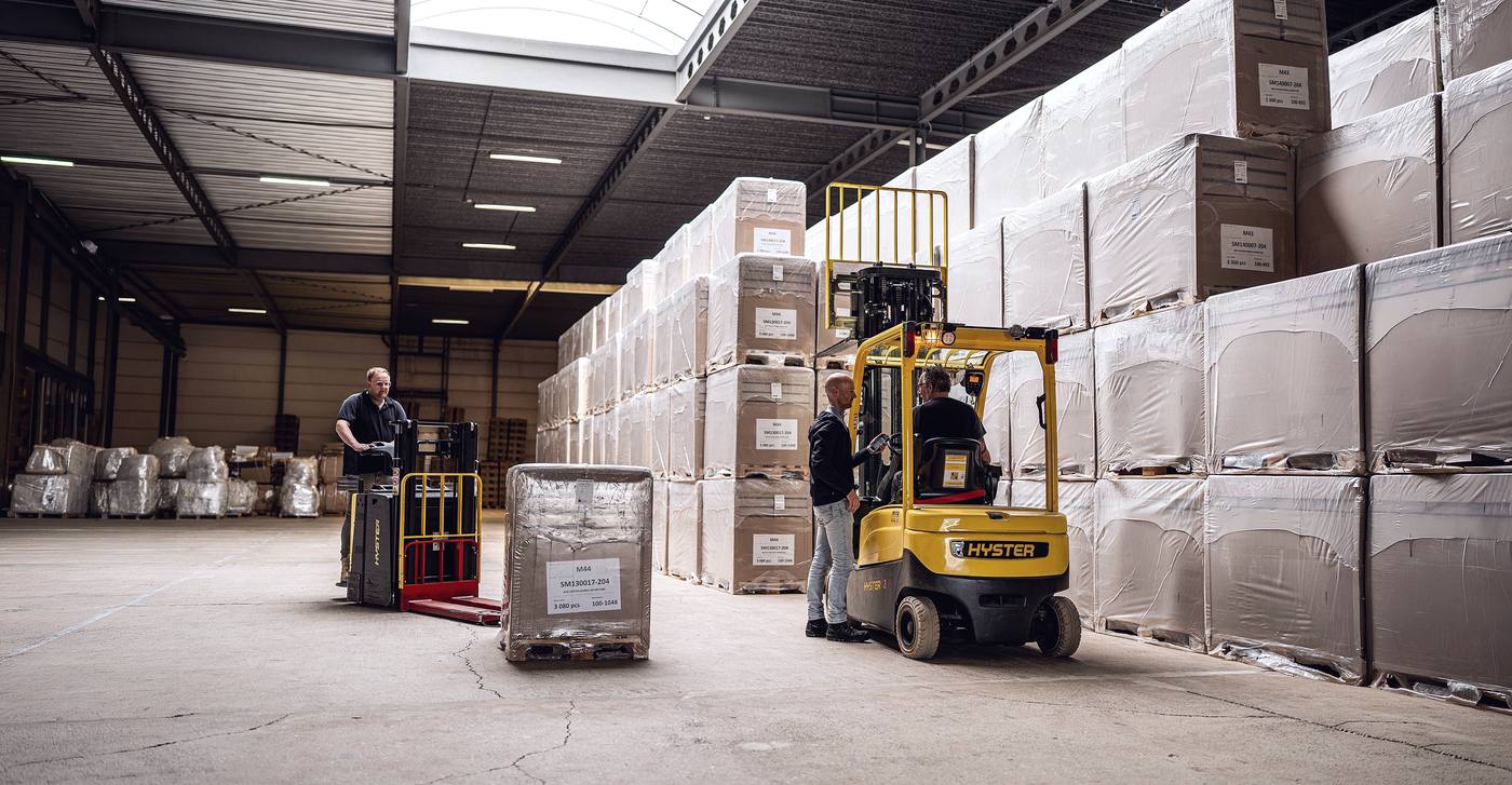 Het team van HuneHub aan het werk met heftruck en palletwagen